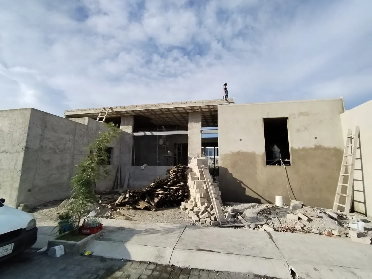 Obra de vivienda en proceso de construcción con muros de block aplanados